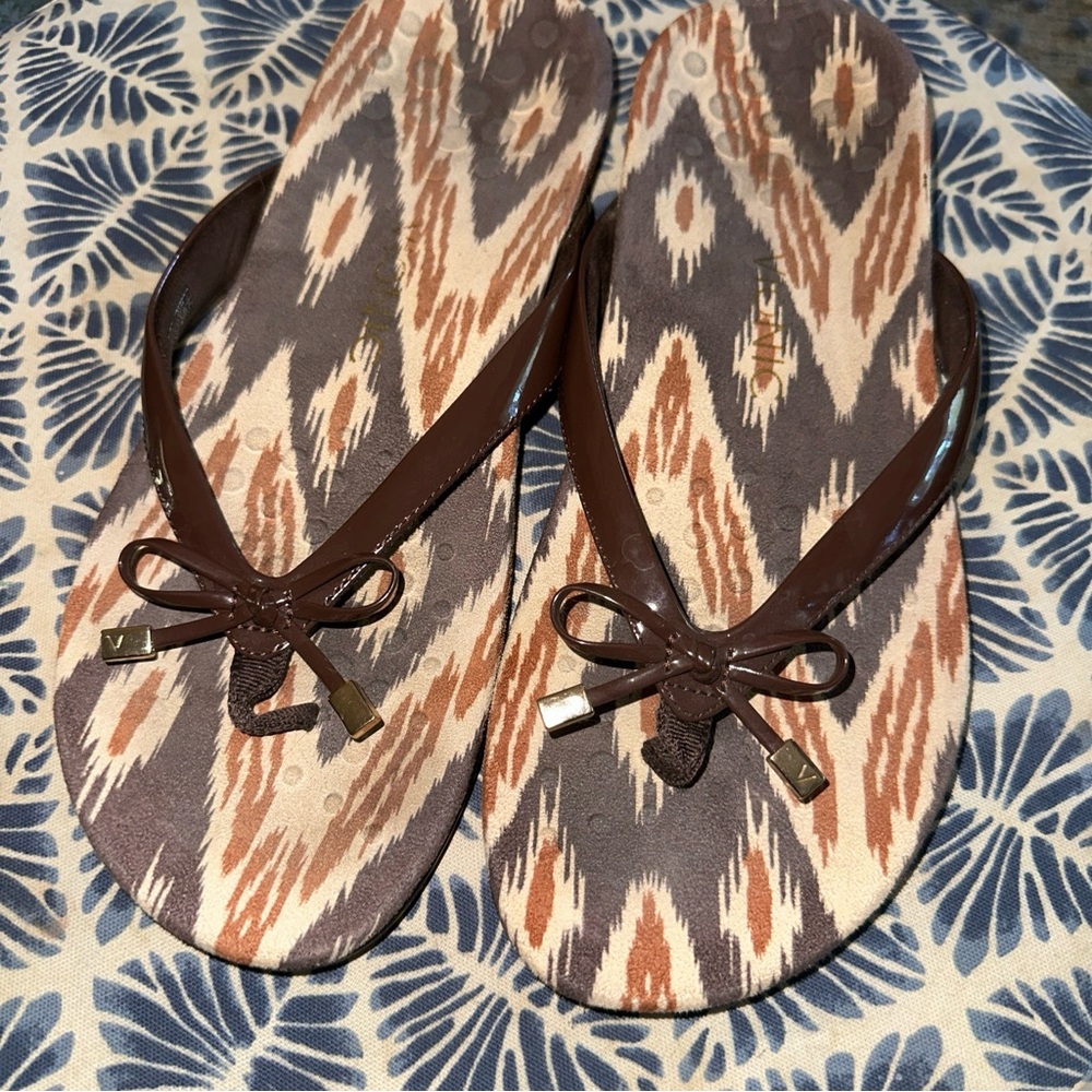 VIONIC Brown Patent Leather Bow Tie Flip Flop Sandals WOMEN Size US 11 EUC